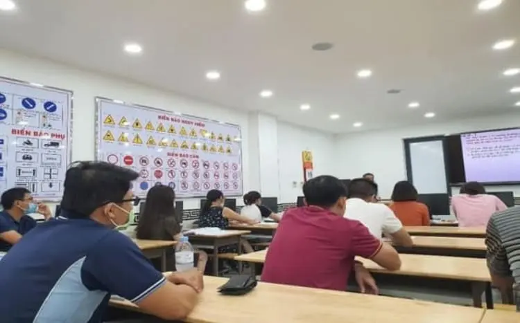 Lớp học lý thuyết cấp bằng lái xe